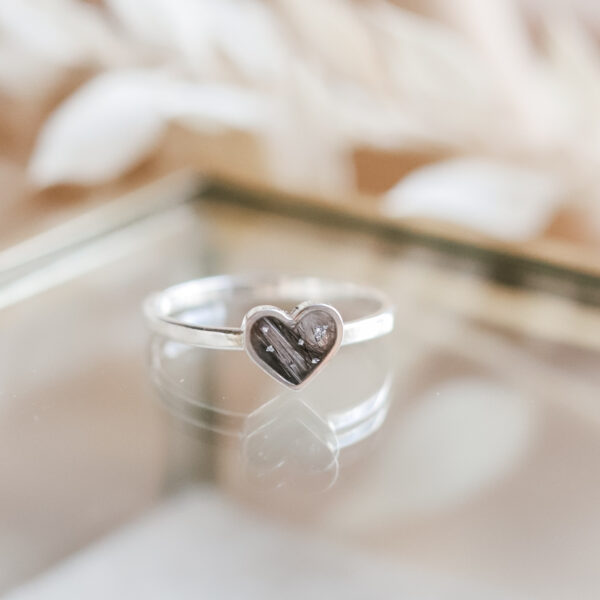Pamiątkowy pierścionek serce z sierścią, srebro 925